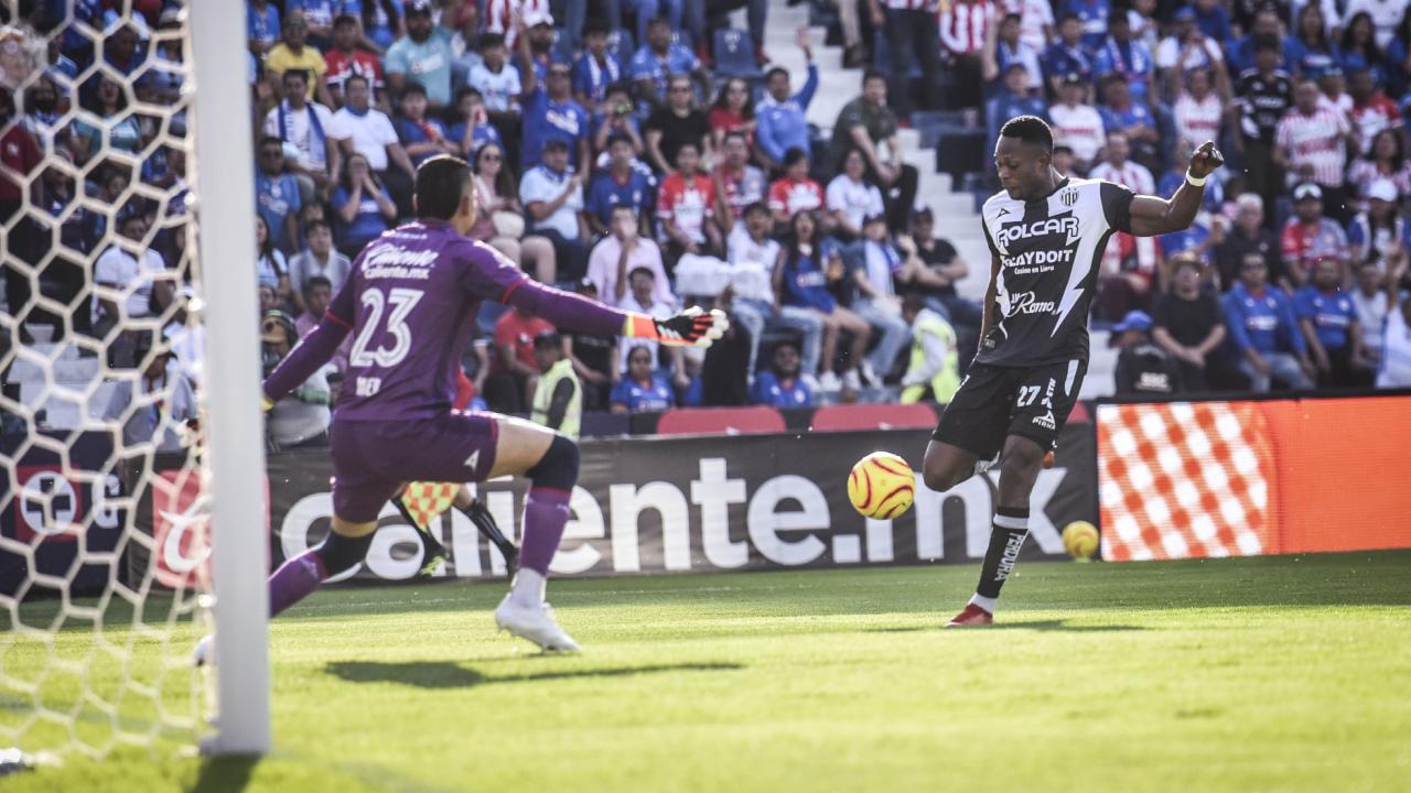 El Necaxa vino de atrás y venció 2-1 al Cruz Azul, este sábado 16 de marzo, en el Estadio de la Ciudad de los Deportes.