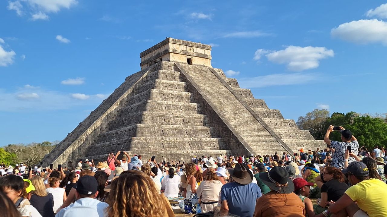 Primaver. Chichén Itzá, Teotihuacán y Cholulca recibió a miles de turistas que acudieron a cargarse de energía a las pirámides