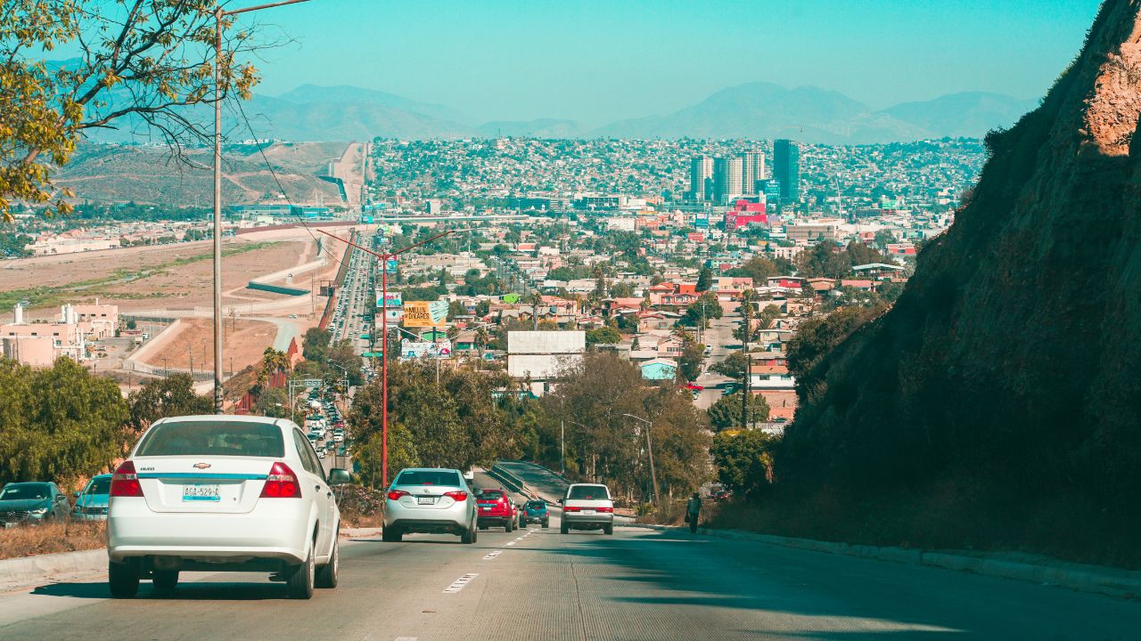 Coches en la carretera cerca de los edificios de la ciudad durante el día