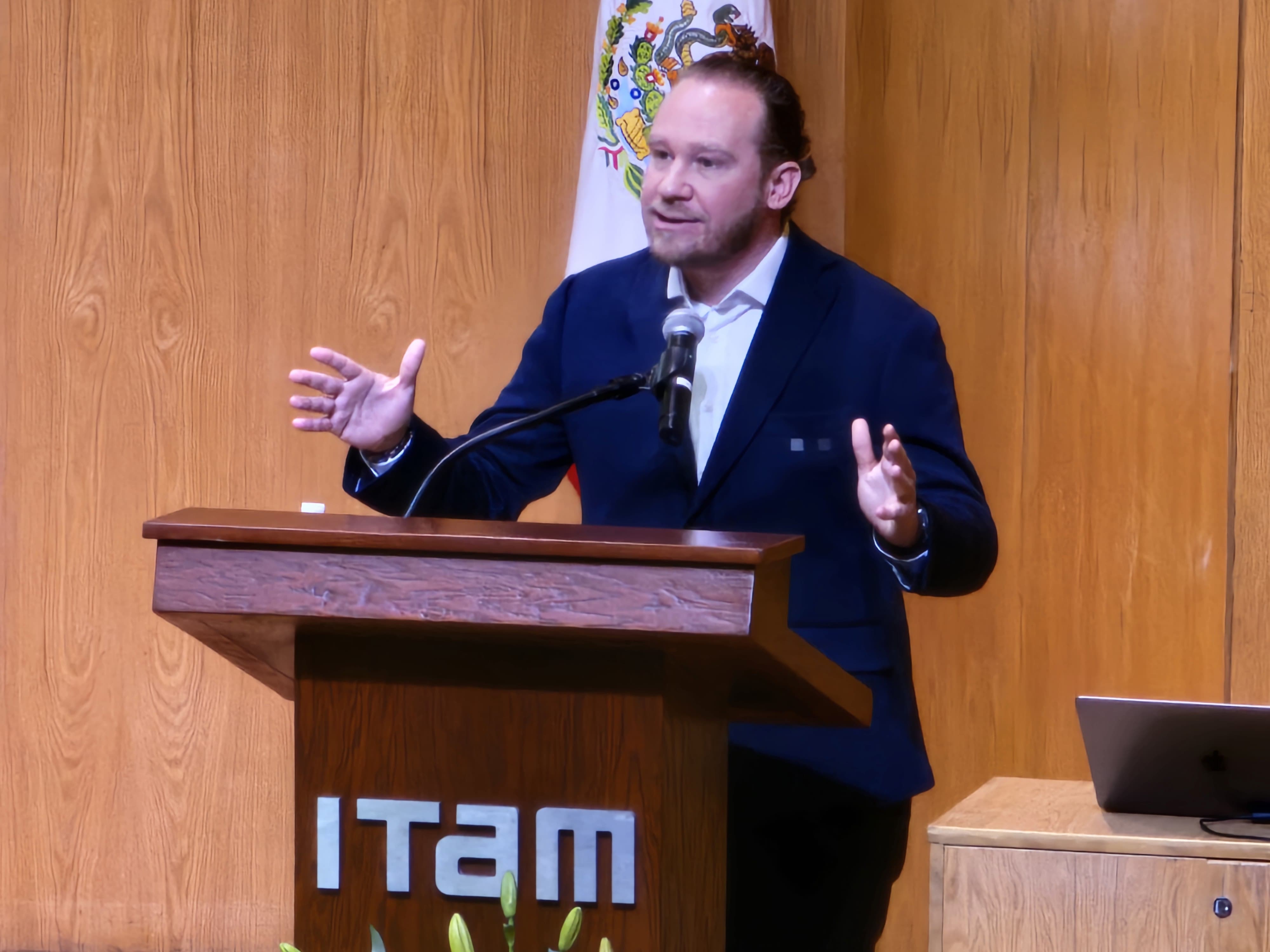 “¡Que no sea cínico!”, reventó Santiago Taboada contra el jefe de Gobierno Martí Batres, a quien señaló de “porro” tras el retiro de publicidad de su campaña electoral.