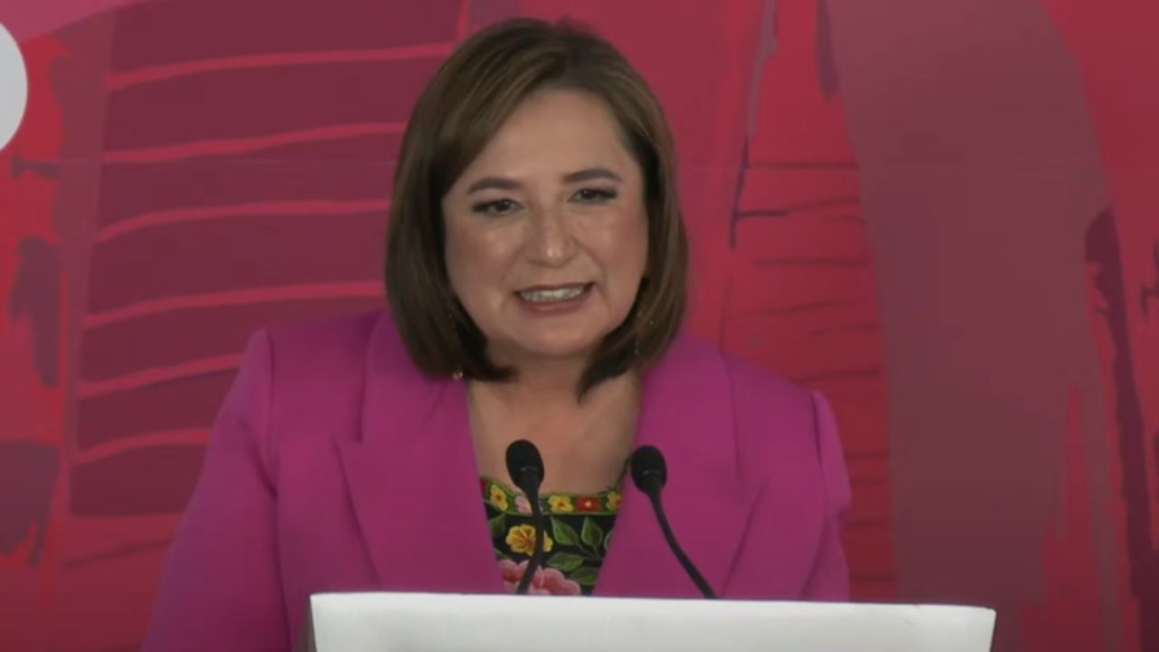 Tras participar en el "Diálogo de la Construcción", Gálvez dejó en claro que nunca aseguró su intención de revivir el proyecto del aeropuerto en Texcoco, y mas bien dijo que se debía estudiar la posibilidad y viabilidad de hacerlo. "Fue una pregunta que me hicieron en Banamex, de que si recuperaría yo el nuevo aeropuerto en Texcoco, y lo que dije fue que hay que estudiarlo", enfatizó. Por su parte, hace unos días, Claudia Sheinbaum, reviró a Gálvez por su intención de revivir el proyecto, dado que esta zona de Texcoco se recuperaron lagos y además fue declarada cómo área natural protegida. "Frente a las ocurrencias, nosotros ciencia con conciencia. En tanto, Sheinbaum destacó que mediante la ciencia y el desarrollo tecnológico vinculado a la repostería, se logró que algunas especies de árboles crezcan en esta zona, dado que es una tierra bastante salina.