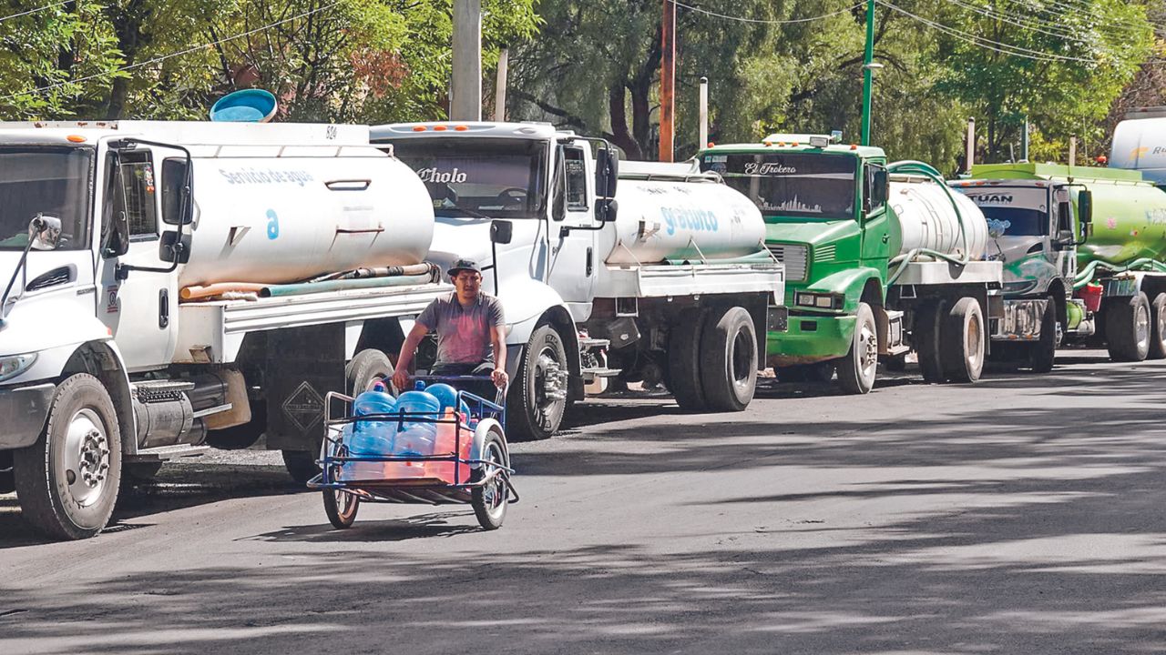 Crisis. En zonas como Iztapalapa, en la Ciudad de México, las filas de pipas se suceden para abastecer a una urbe donde reina la escasez. 