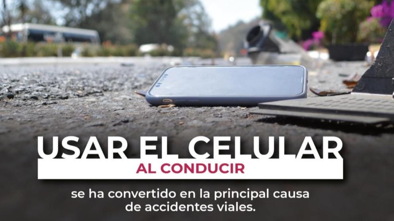 La SICT recordó que el uso del celular al conducir se ha convertido en una de las principales causas de accidentes viales.