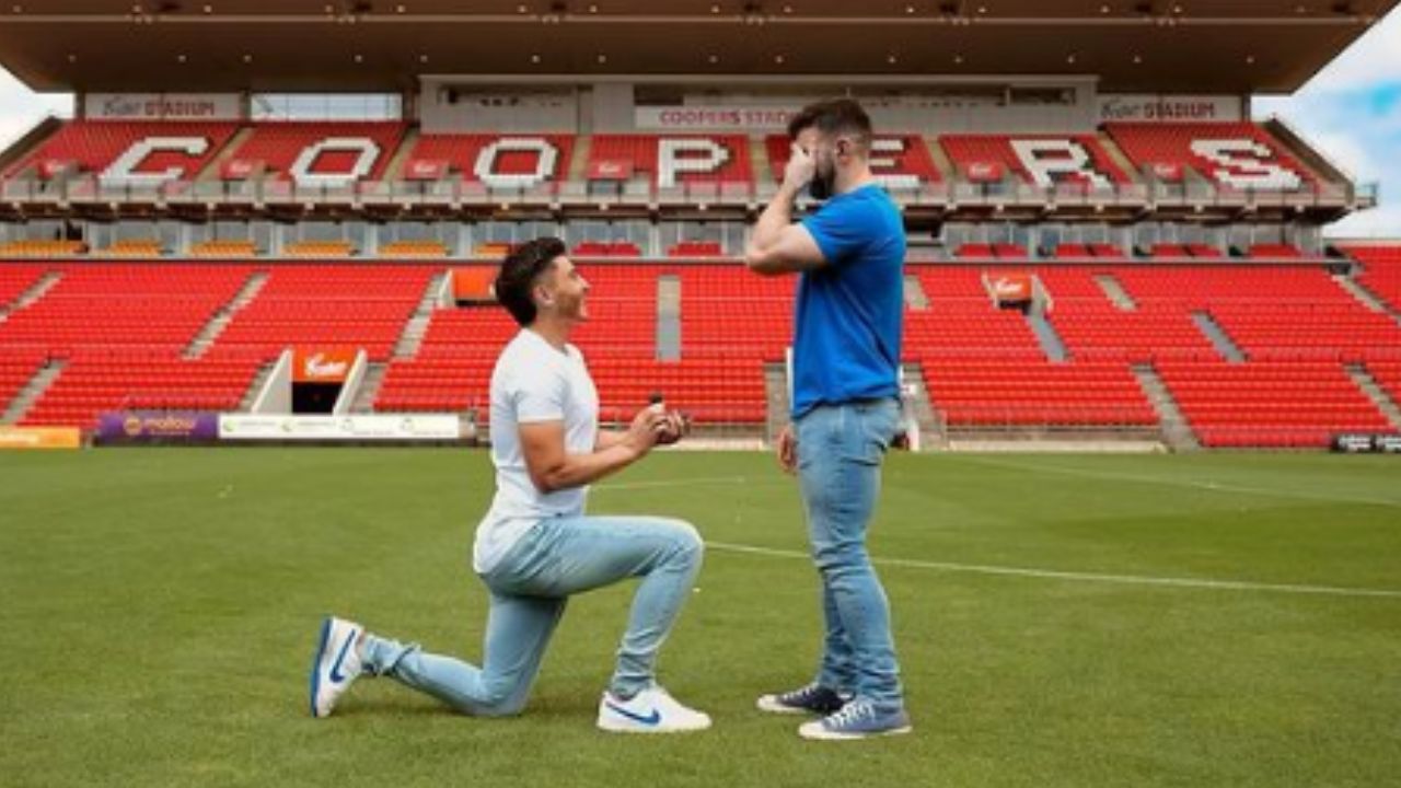 Foto:Instagram/@joshua.cavallo|Imágenes: El futbolista Joshua Cavallo le pide matrimonio a su novio en medio una cancha