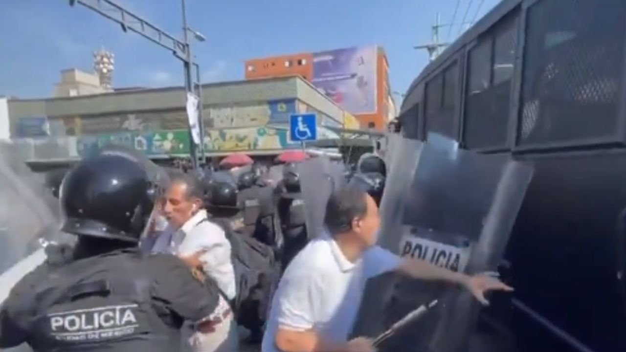 Foto:Captura de pantalla|VIDEO: Reportan represión de personas con discapacidad visual por parte de policías