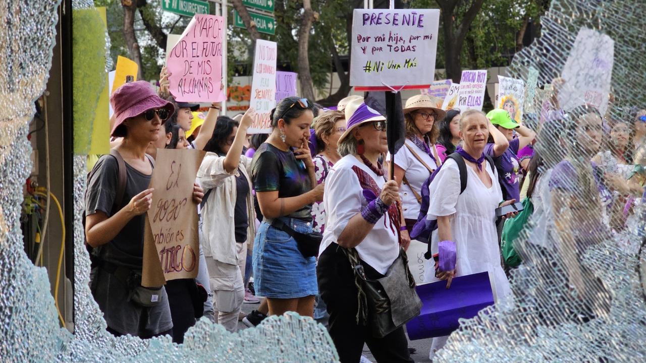 Las calles de la capital se pintaron de morado, con los pañuelos y prendas de miles de mujeres que salieron a marchar por el 8M.