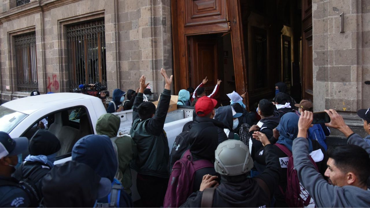 Foto:Cuartoscuro|Portazo en Palacio, provocación: AMLO; cuestiona legitimidad de los padres de los 43 Ayotzinapa