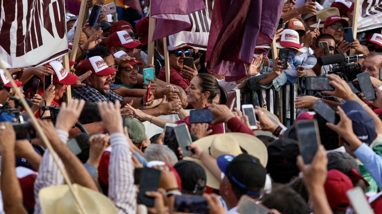 La candidata a la Presidencia de la República por Morena, PT y Partido Verde, Claudia Sheinbaum, reunió a 350 mil personas en el Zócalo