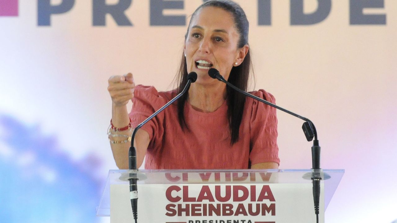 "Hoy fueron los del PRIAN al INE a arrodillarse, a pedir una campaña para decir que ellos no van a quitar los programas", dijo Sheinbaum