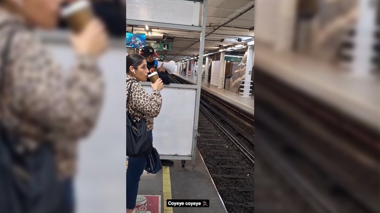 Un policía capitalino alentó a los usuarios que transitan por un andén del Metro de la CDMX con la célebre frase: 'coyeye', 'coyeye'