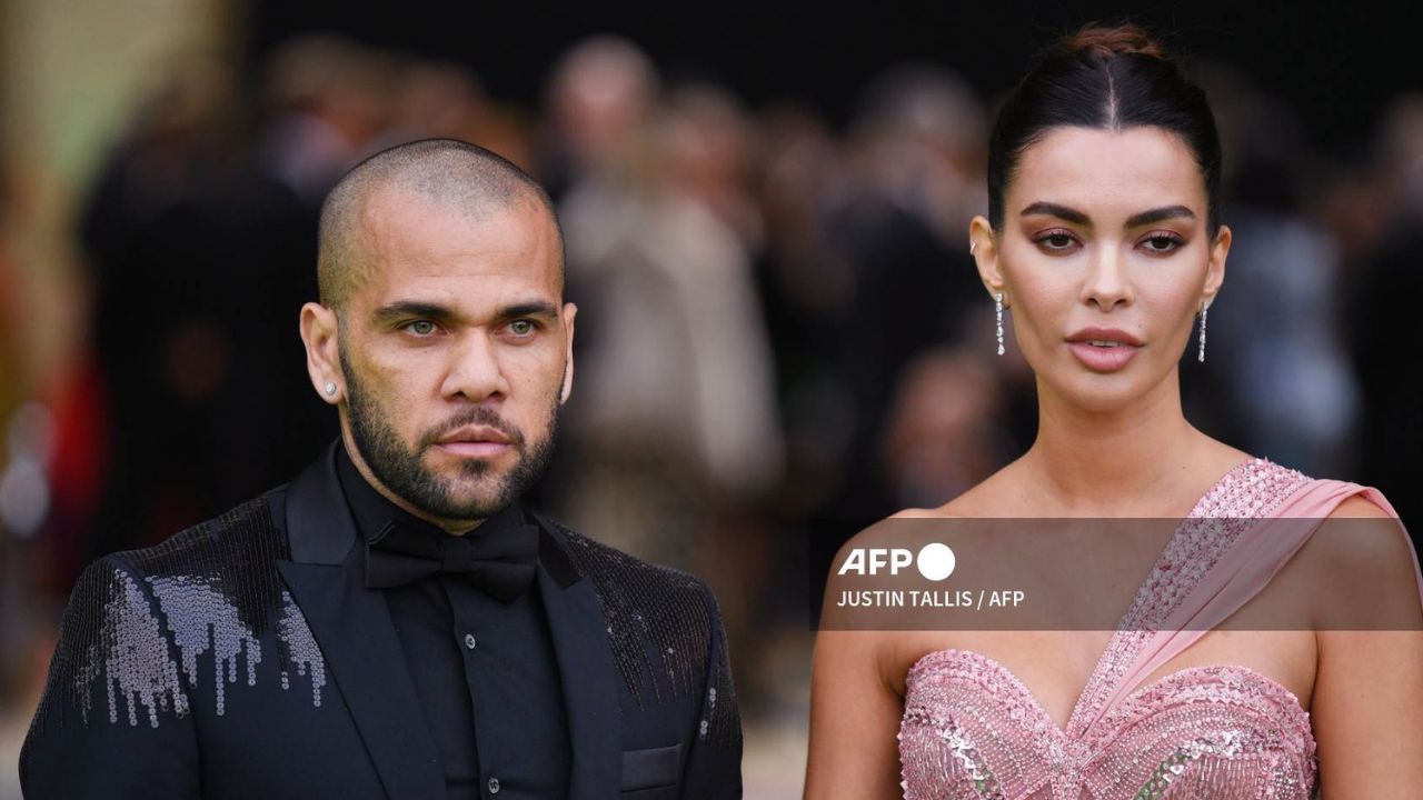 Foto:AFP|Imágenes: Captan a Dani Alves paseando con Joana Sanz en Barcelona