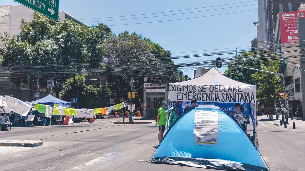 Gravedad. El bloqueo en avenida Insurgentes Sur continúa; elementos del Ejército siguen con labores de potabilización y vigilancia de otros pozos.