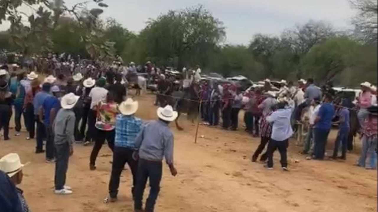 HECHO. La Policía de Investigación indaga la causa del accidente donde un jinete arrolló a un espectador de carreras de caballos.