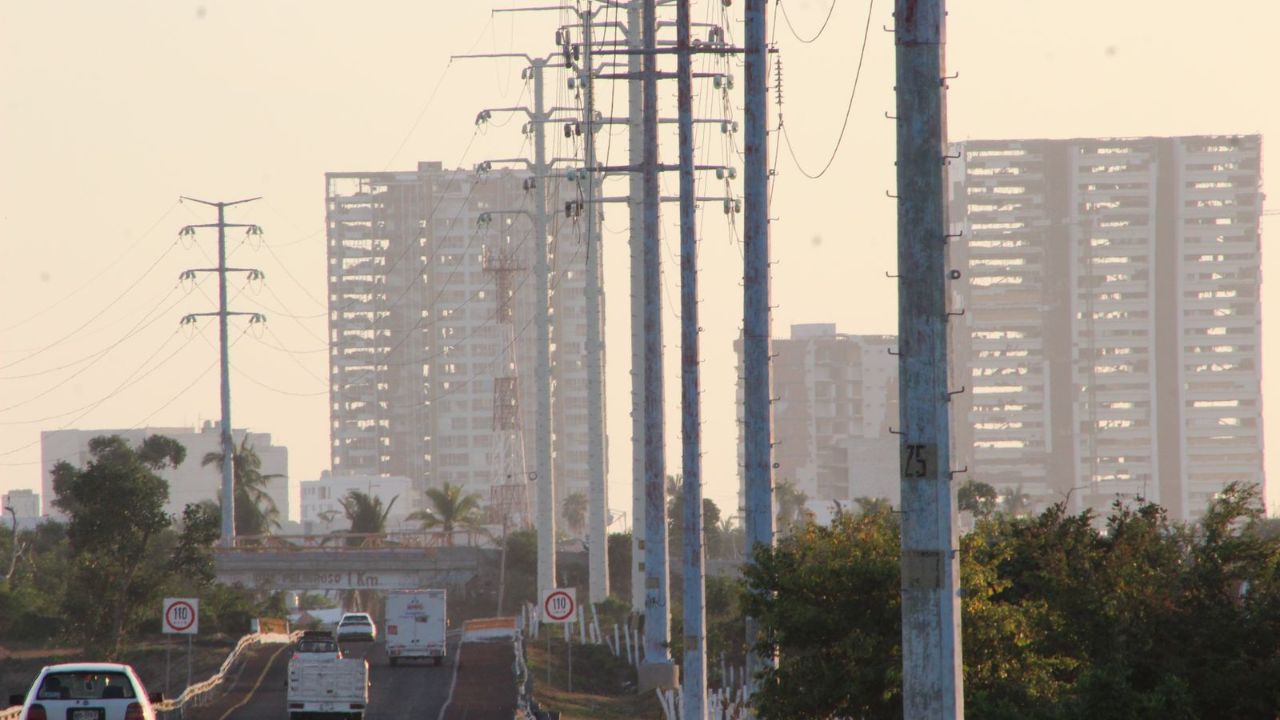 OTIS. Todavía circulan vehículos de carga pesada que acarrean desechos que siguen sacando de la devastación.