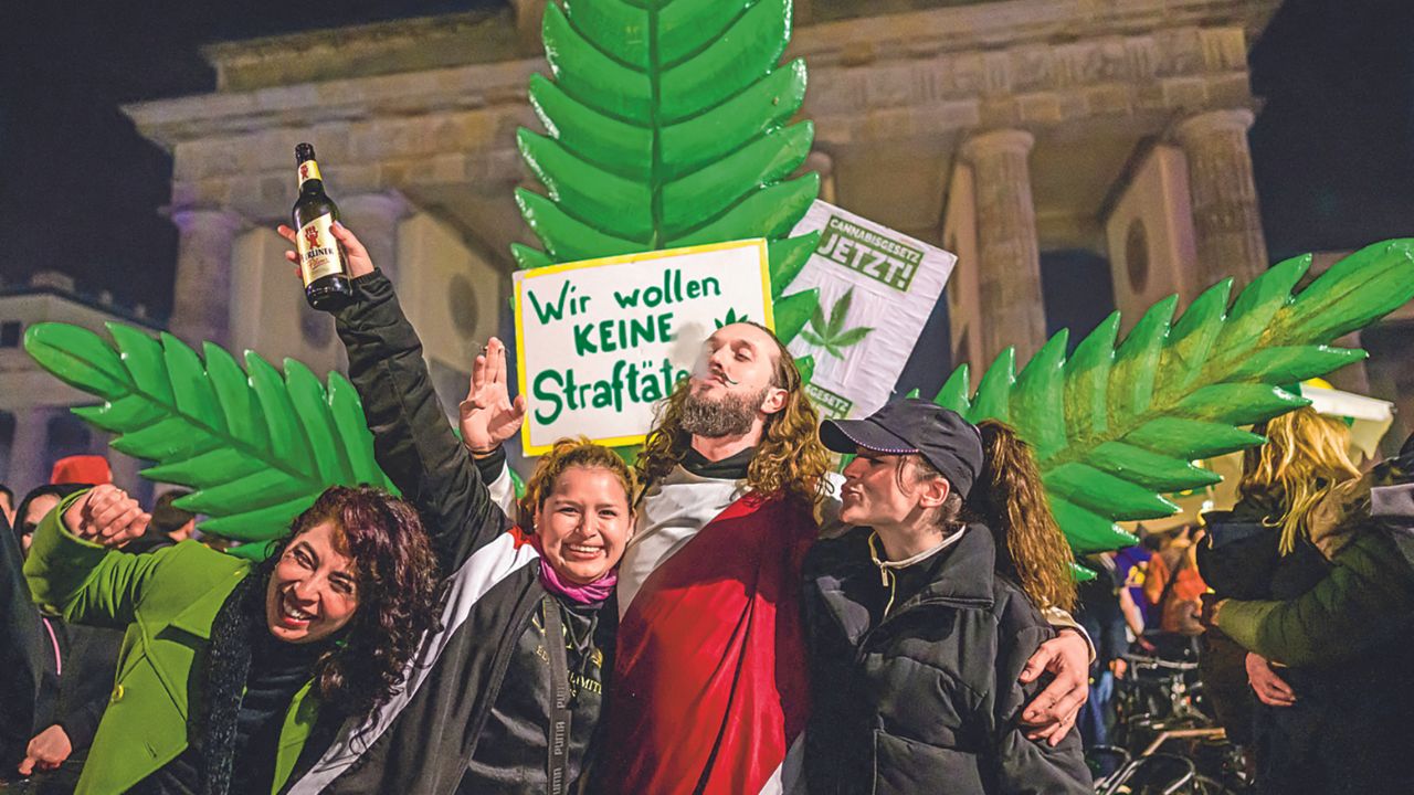 FESTEJO. Unas mil 500 personas celebraron entre volutas de humo ante la emblemática Puerta de Brandeburgo, en Berlín. Aunque la ley ya está en vigor, los consumidores tendrán que esperar tres meses para comprarla legalmente.