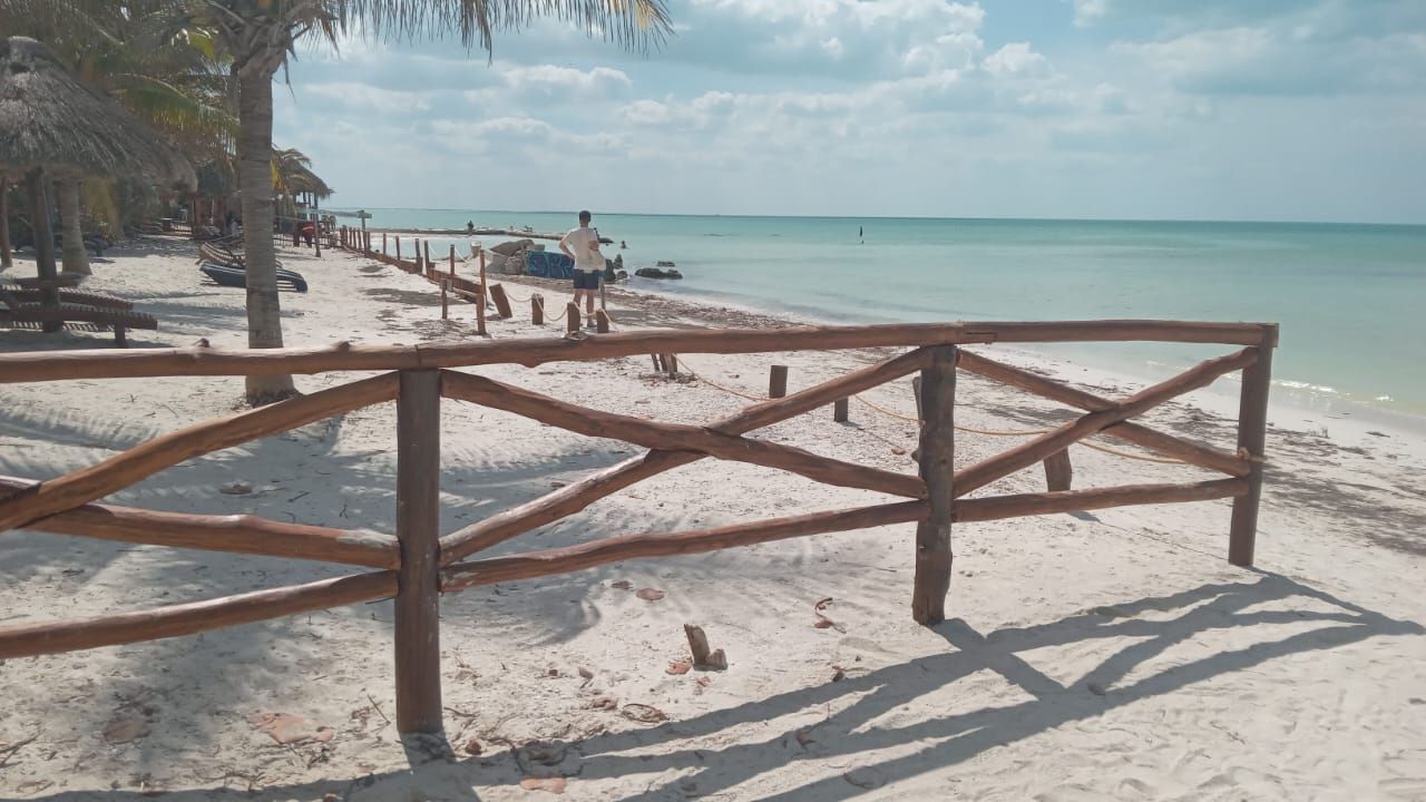 Acceso. Se adueñaron de  Zona Federal Marítima y Terrestre sin autorización y hasta lucran con cobro por mesas, palapas y hasta pusieron chelerías, acusan.