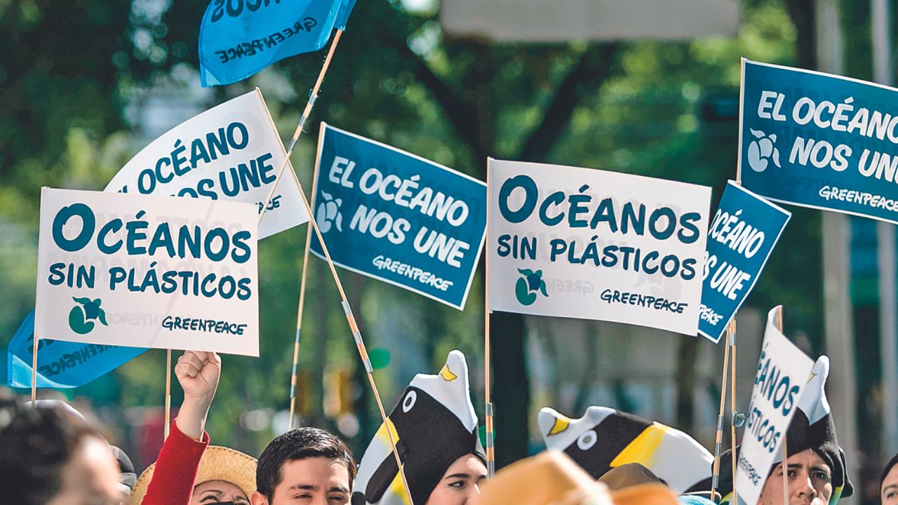 Protesta. Activistas han denunciado que los plásticos acaban con los mares del mundo.