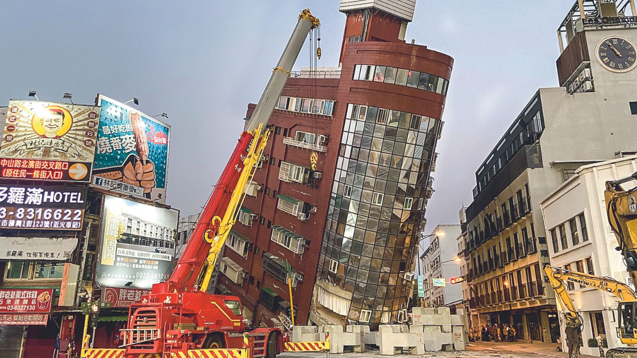 DAÑOS. El edificio Uranus quedó de lado en Hualien, después de que un gran terremoto sacudiera el este del país, mientras rescatistas buscaban sobrevivientes. 