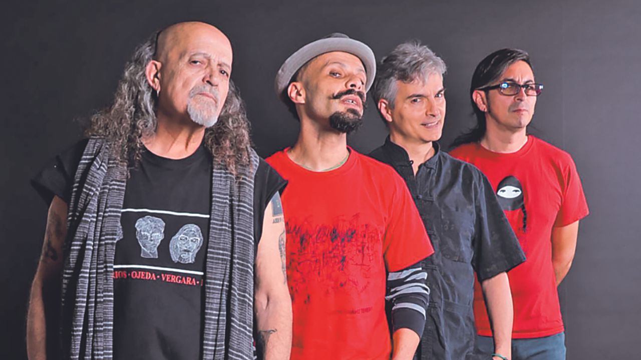 Pese a ello, siguen, ahora de forma retornable para presentarse en El Teatro Bar El Vicio hoy a las 21:30 horas. El festín promete felicidad y una dosis inevitable de guacarrock.