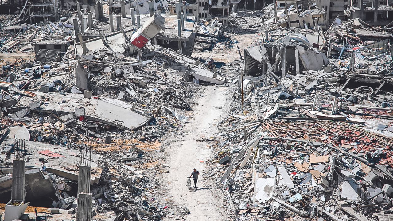 DESTRUCCIÓN. Un hombre caminaba ayer entre una zona devastada cerca del hospital Al Shifa de la Franja, en medio de la guerra contra Hamás.