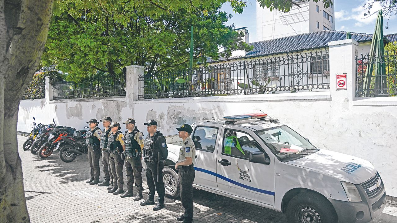 SEGURIDAD. Agentes de la Policía custodiaban ayer la embajada de México en Quito, después de que irrumpieran en la sede diplomática para detener al exvicepresidente Jorge Glas, acusado de corrupción.