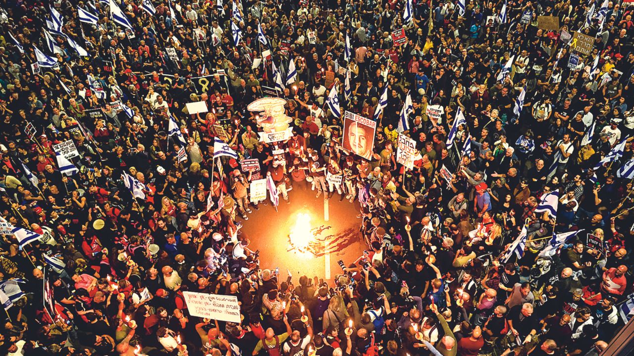 RECHAZO. Familiares de los rehenes israelíes retenidos en Gaza desde los ataques del 7 de octubre se manifestaron ayer frente al Ministerio de Defensa en Tel Aviv, en medio del conflicto entre Israel y Hamás.