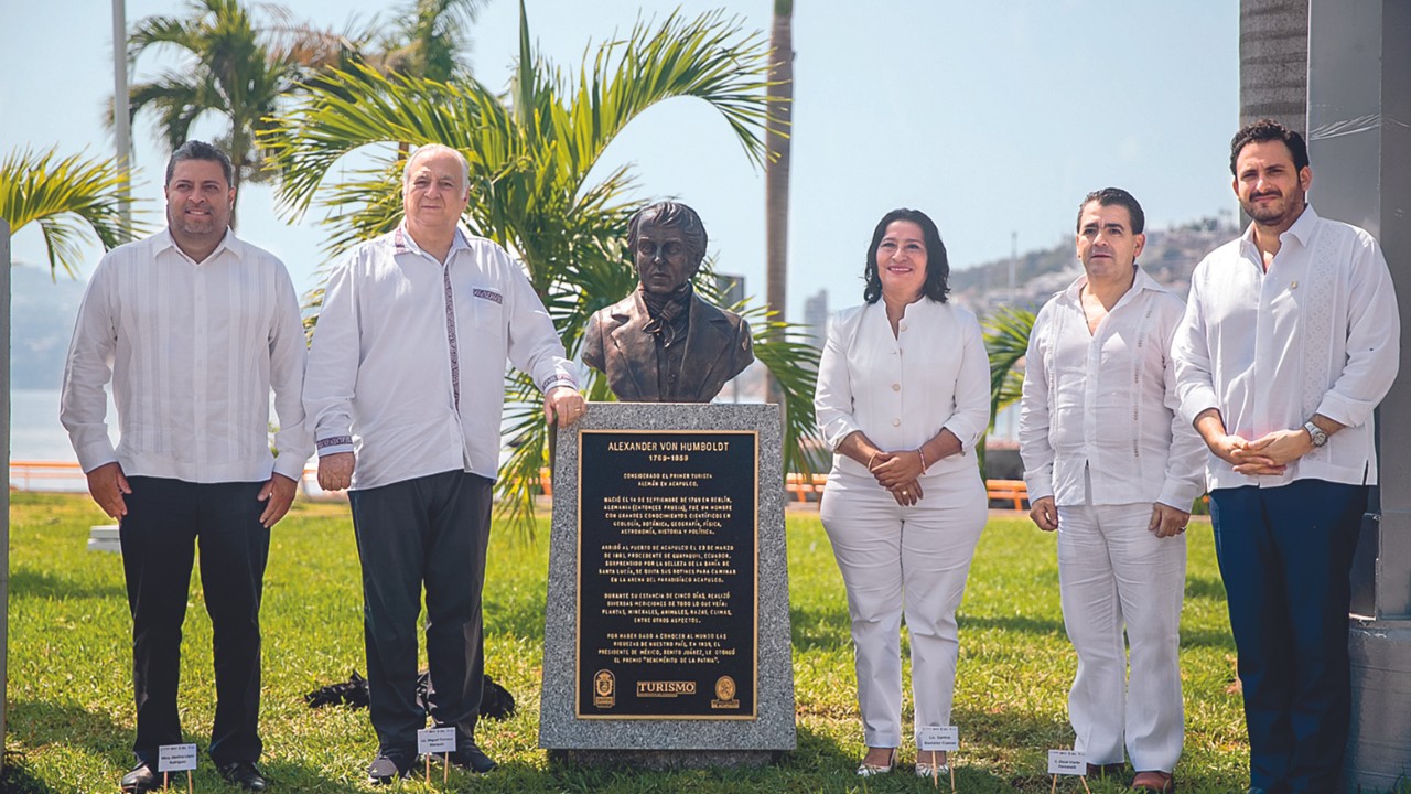 Previo al arranque de la 48 Edición del Tianguis Turístico en el puerto de Acapulco, el titular de Sectur, Miguel Torruco, con su par de Guerrero, Santos Ramírez