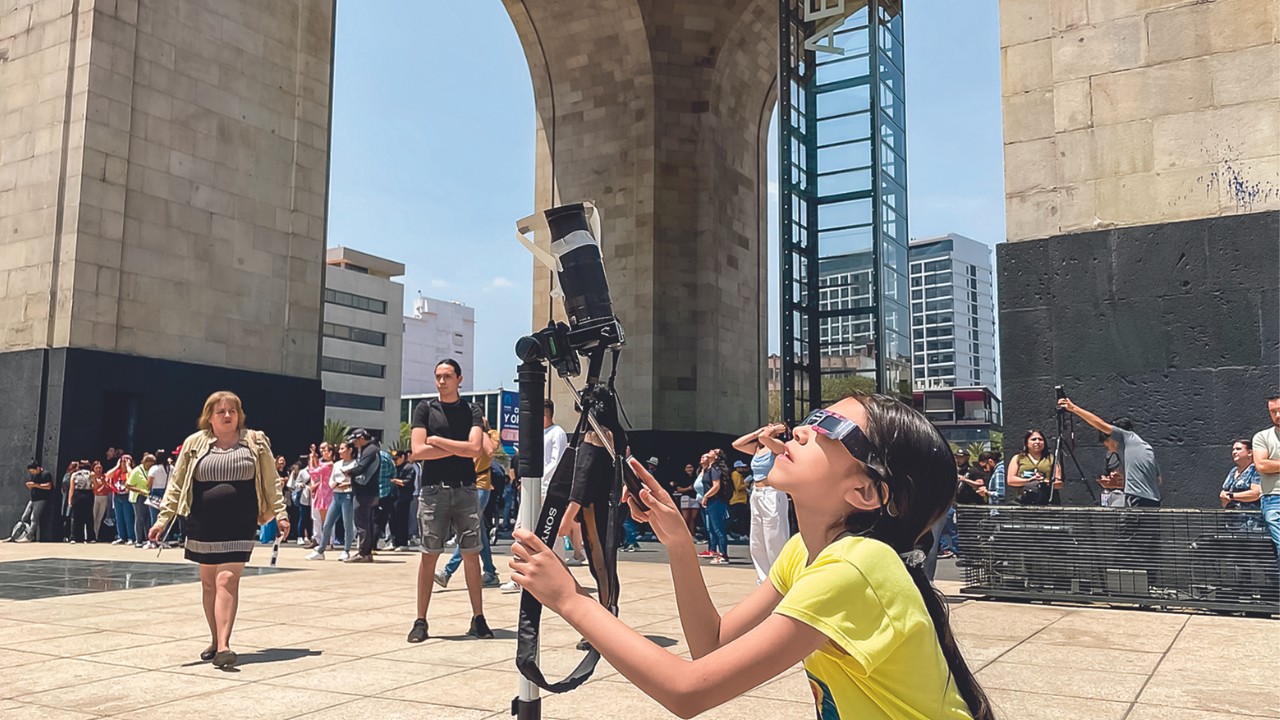 Cuidado. La Secretaría de Salud capitalina informó que la fase del eclipse tendría su máxima fase a las 12:14 horas y debía ser visto con protección.