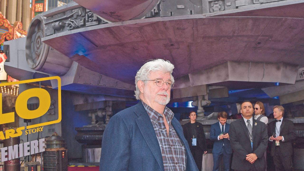 A través de los "nueve episodios de la saga 'Star Wars', incluidos cuatro que realizó él mismo, George Lucas construye un imperio de Hollywood", dijeron los organizadores.