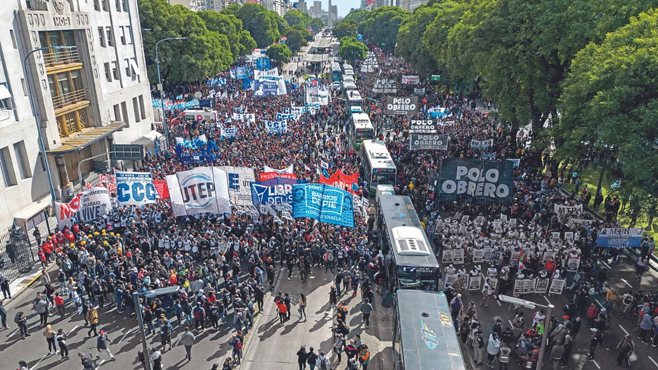 CHOQUE. Organizaciones sociales protestaron ayer contra las medidas económicas impuestas por el Gobierno de Argentina, en la capital Buenos Aires.