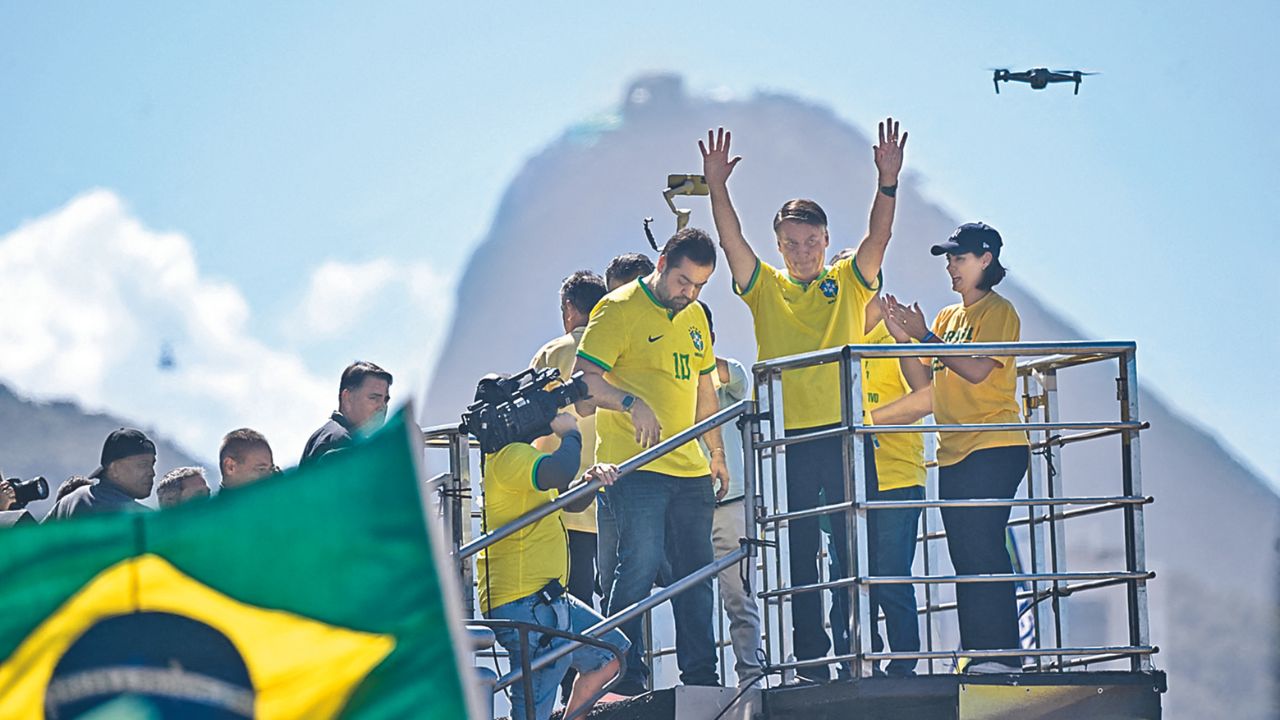 OPOSICIÓN. Simpatizantes del exmandatario Jair Bolsonaro se reunieron ayer en la playa de Copacabana en Río de Janeiro, donde celebró un mitin en "defensa de la libertad de expresión".