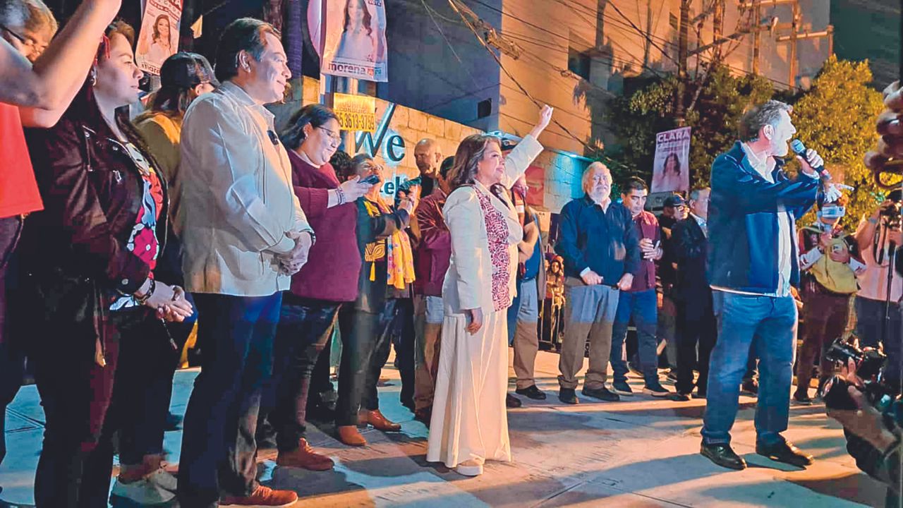 Fraternidad. Ciudadanos se congregaron en las calles aledañas del estudio MVS, con yuda de pancartas y enviaron sus muestras de cariño a los candidatos sin importar el calor y la intensa lluvia.