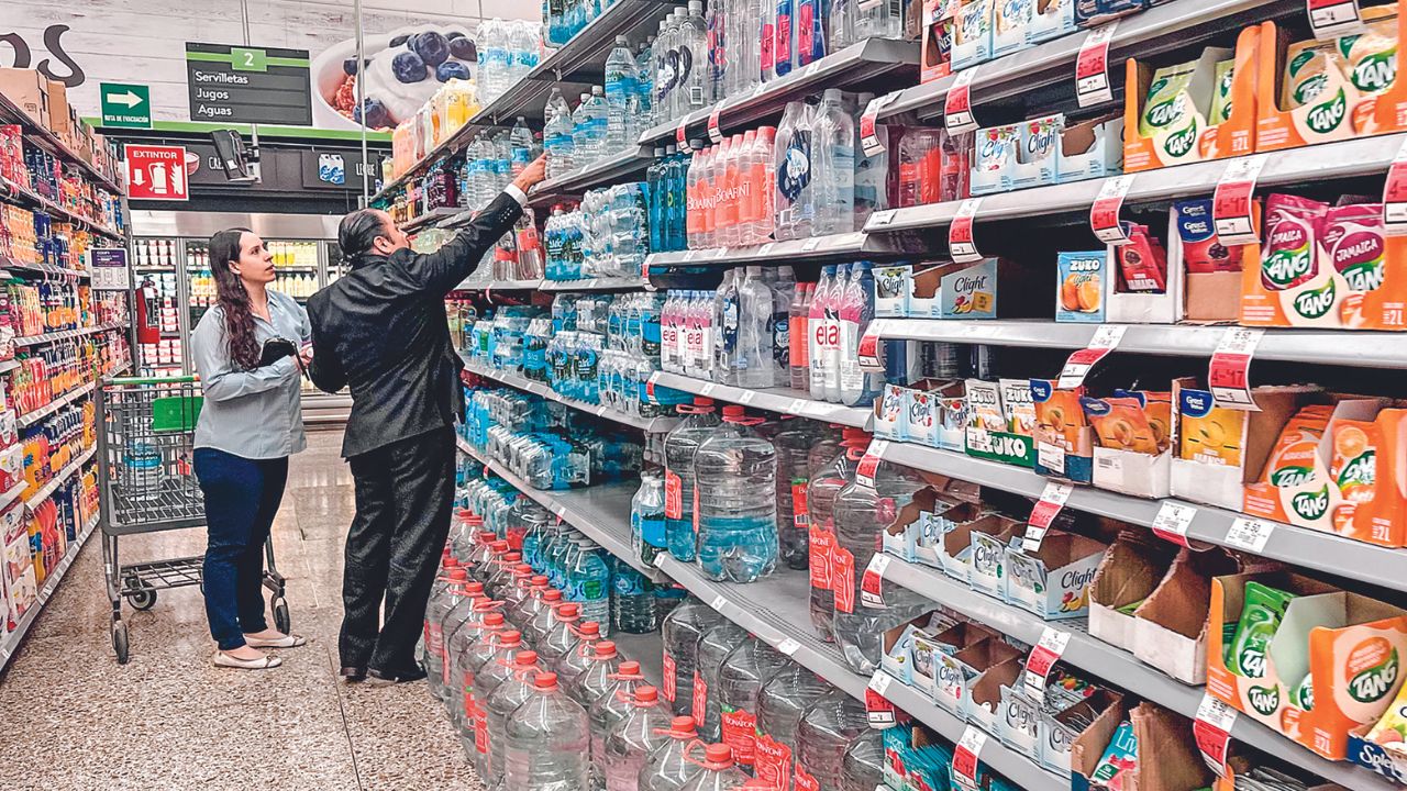 Obligación. Habitantes de ocho colonias recurren a la compra de agua purificada para su aseo personal y consumo.