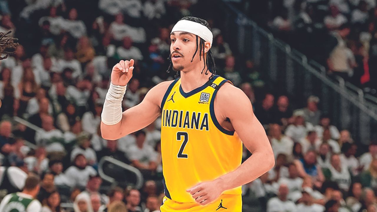 Apegados a un estilo ofensivo que los dejó con más de 30 puntos en cada uno de los cuatro cuartos jugados, los Pacers de Indiana vencieron a los Bucks de Milwaukee 108-125 para emparejar