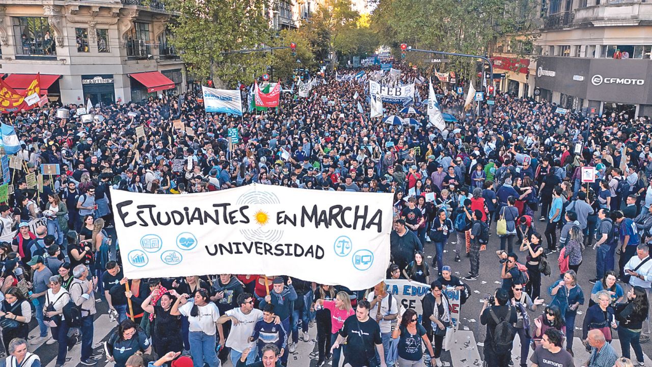 RECHAZO. Cientos de miles de manifestantes se movilizaron ayer en contra del ajuste al presupuesto de las escuelas de educación pública superior en Buenos Aires, mientras la Policía fue desplegada en la marcha.