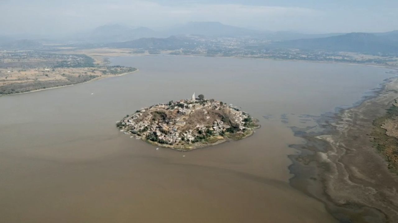 TUIT. “En México, el turístico lago de Pátzcuaro se está secando y las imágenes del antes y después sorprenden”, dice el texto.