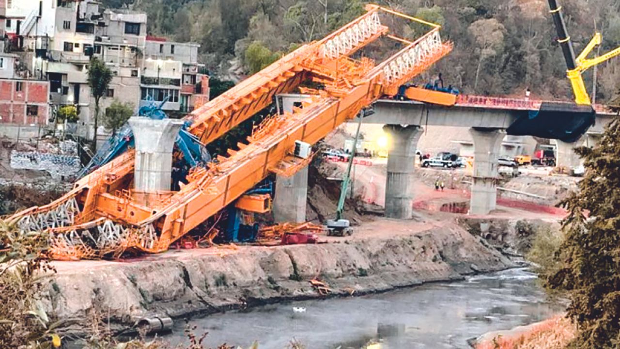 Saldo.La Secretaría de Obras y Servicios no reportó personas lesionadas por la caída de esta lanzadora de dovelas que pesa 800 toneladas 