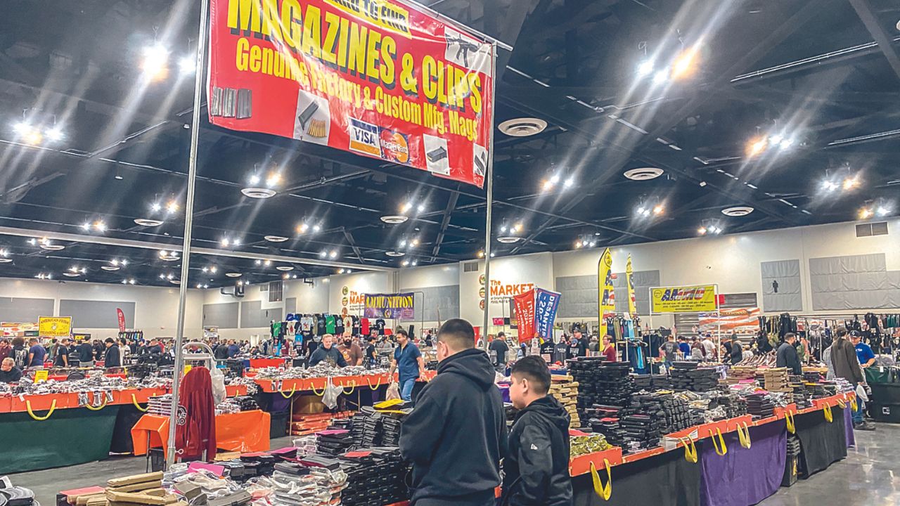 CALIFORNIA. Los niños pueden asistir a eventos como la Feria de Armas en Ontario, realizada el 28 de enero de 2023. 