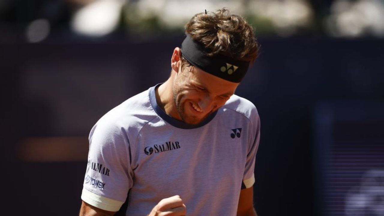 Una semana después de caer en la final de Montecarlo ante el mismo rival, el noruego Casper Ruud se hizo de su título más importante como profesional, tras vencer a Stéfanos Tsitsipas 5-7 y 3-6 en el Abierto de Barcelona