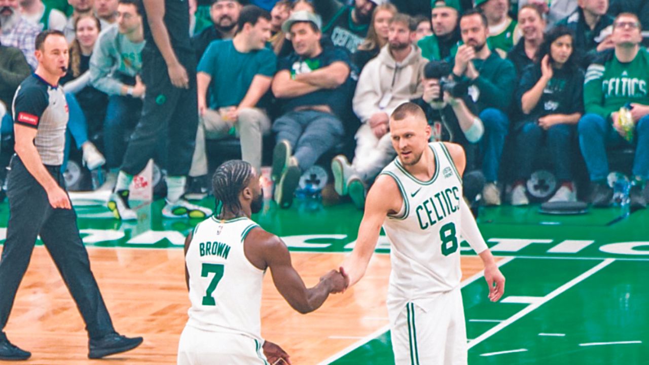 Limitados ante la ausencia de Jimmy Butler por una lesión en la rodilla, Miami Heat cayó 114-94 ante los Boston Celtics en el juego inicial de postemporada de ambos cuadros