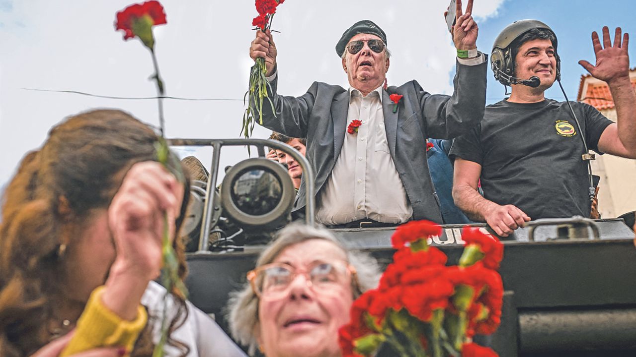 MILITARES. Los asistentes entregaron ayer claveles rojos a los participantes de la Revolución.