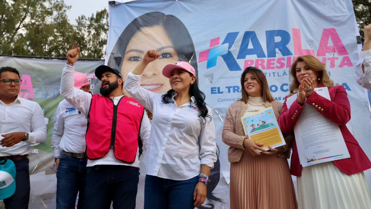 Karla Fiesco firma pacto por la niñez Izcallense