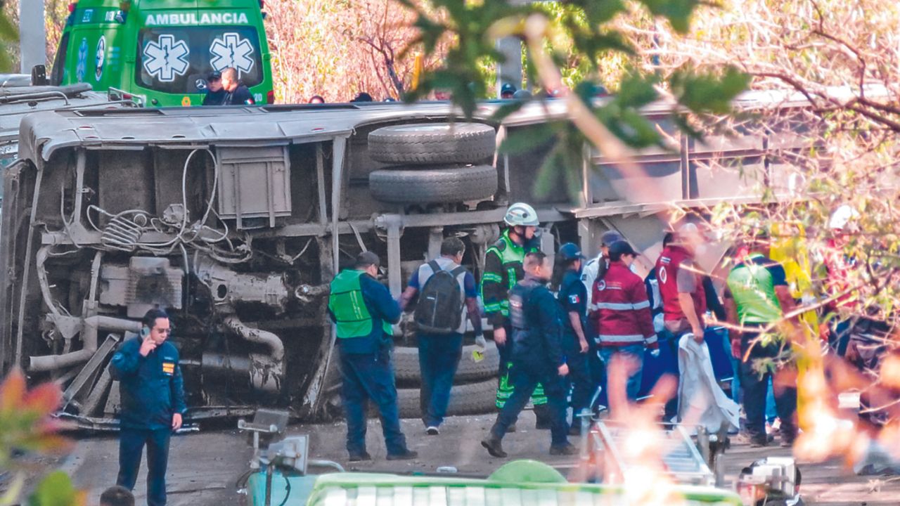 MAL DÍA. En el accidente en Malinalco, Estado de México, la presunta causa fue el exceso de velocidad, según los sobrevivientes.