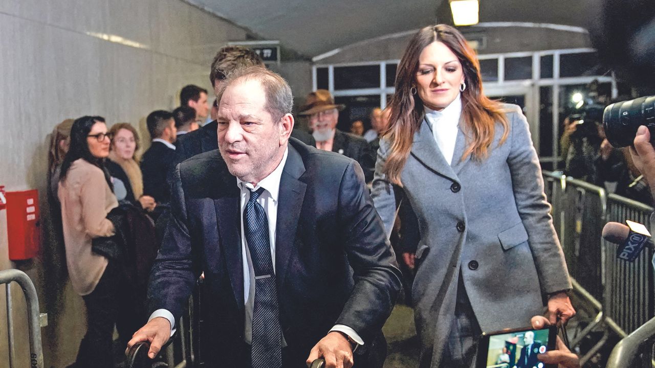 El exproductor de Hollywood Harvey Weinstein fue hospitalizado a su regreso a Nueva York después de que el más alto tribunal de esa ciudad estadounidense anuló su condena de 2020