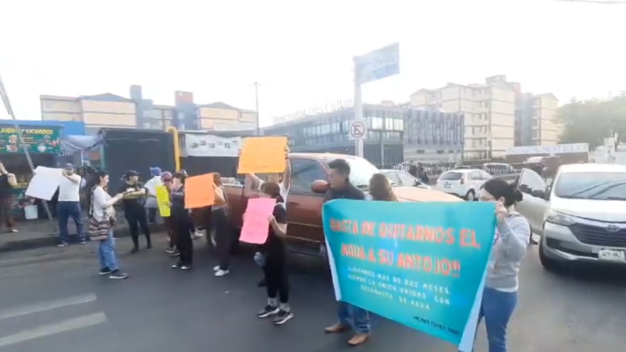 Bloquean Ingenieros Militares tras la falta del suministro de agua potable