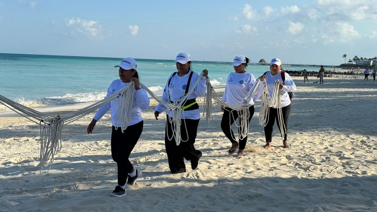 Foto:Especial|Preparativos para el izamiento de la bandera Blue Flag en las playas de Isla Mujeres