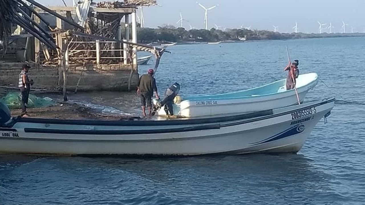 Dos pescadores perdieron la vida y uno sobrevivió tras la volcadura de su lancha en Playa Vicente