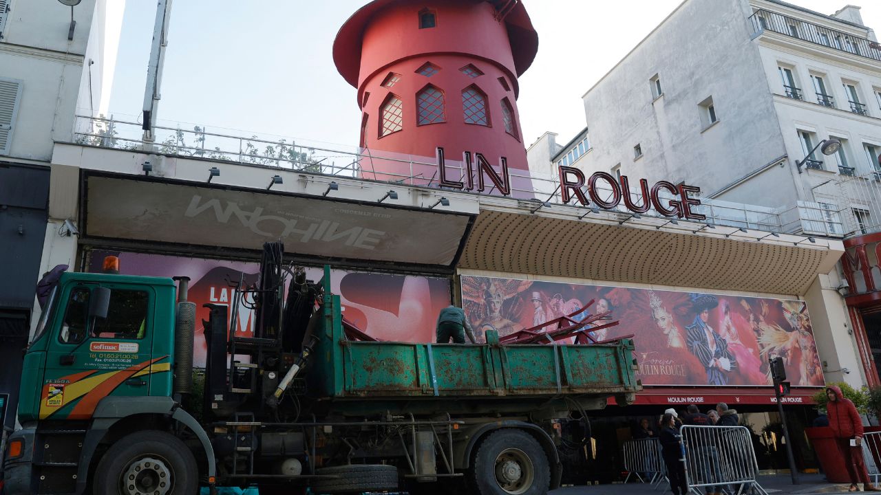 El cabaret parisino del Moulin Rouge perdió sus aspas, y las letras M, O y U de su nombre