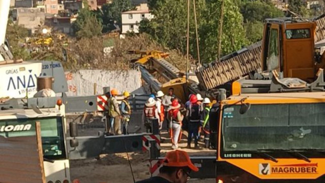 Vuelca excavadora en obras del Tren Interurbano en la zona de Observatorio