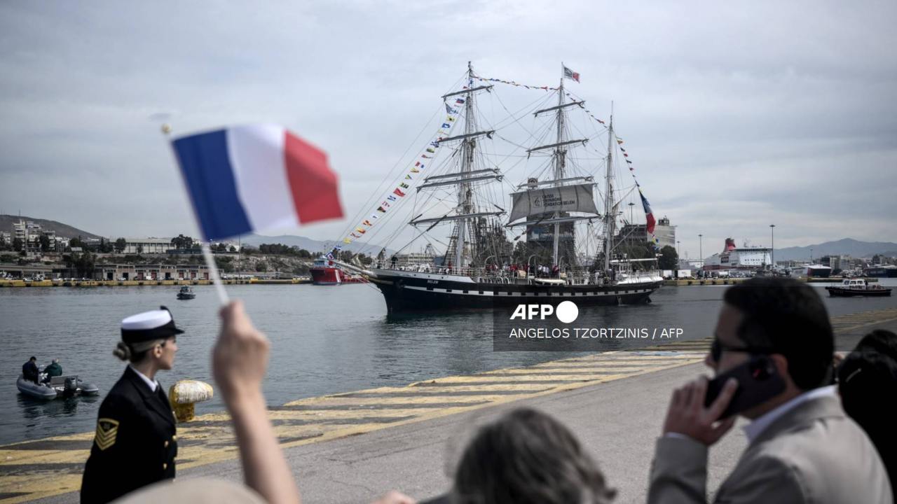 La antorcha de los Juegos Olímpicos comenzó su viaje este sábado hacia Francia luego de que el velero "Belem" zarpó de Grecia.